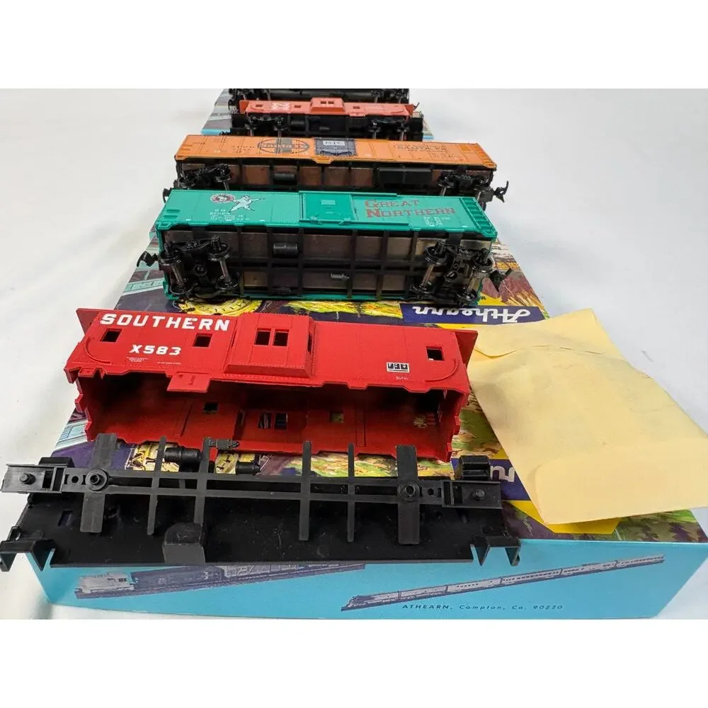Athearn Ho Scale Lot Of 7 Freight Cars Mixed Roads Box Reefer Tank Caboose
